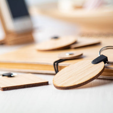 Bambry oválný přívěšek na klíče z bambusu